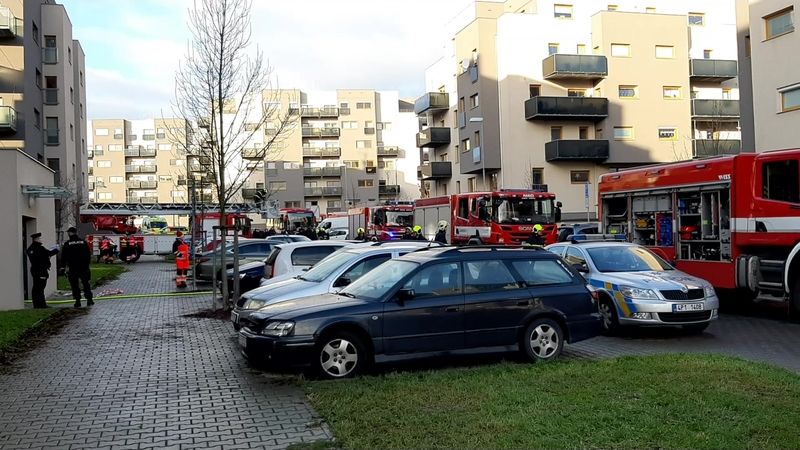 Hasiči kvůli požáru bytu evakuovali bytový dům